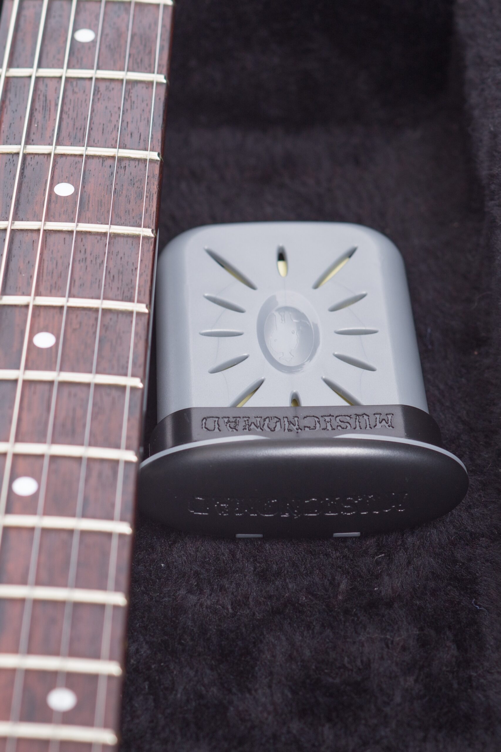 HUMIDIFICADOR PARA ESTUCHE DE GUITARRA MUSICNOMAD MN303 - Imagen 7